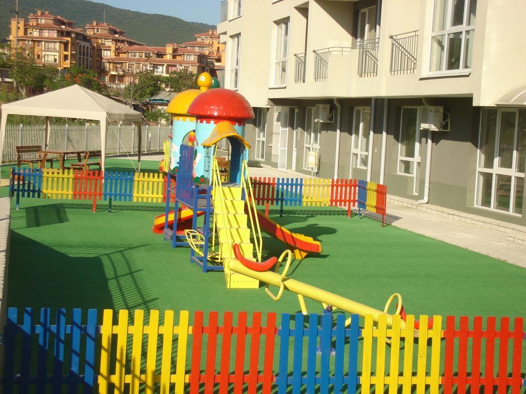 Menada Butterfly Apartment Sveti Vlas Bagian luar foto