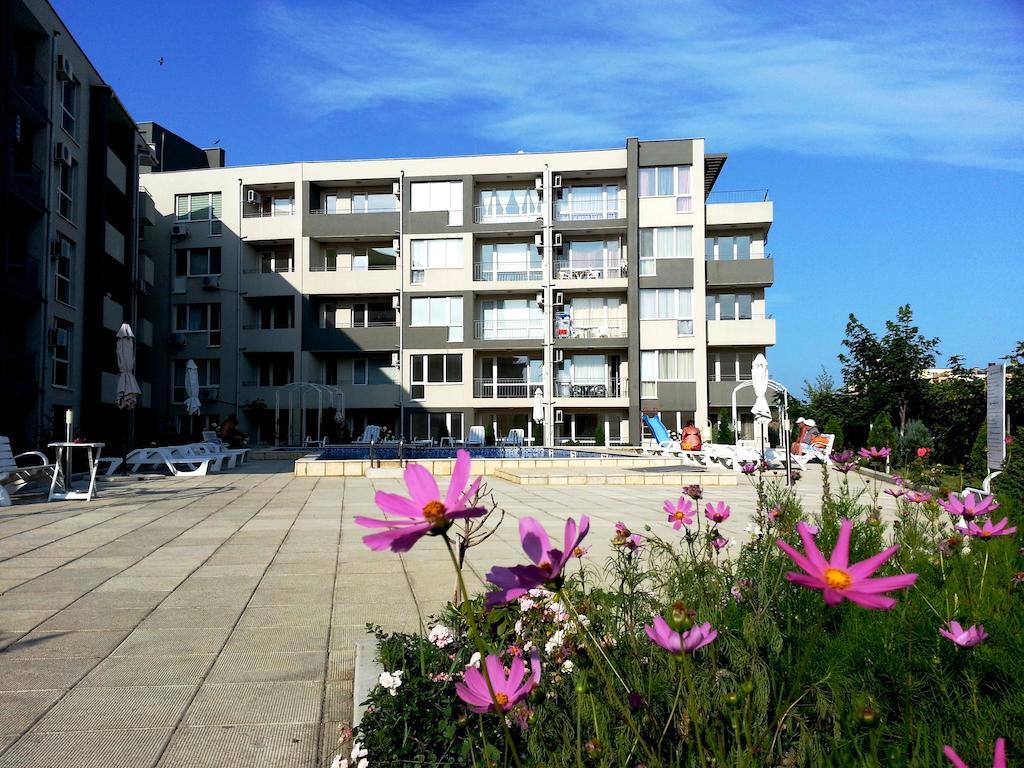 Menada Butterfly Apartment Sveti Vlas Bagian luar foto