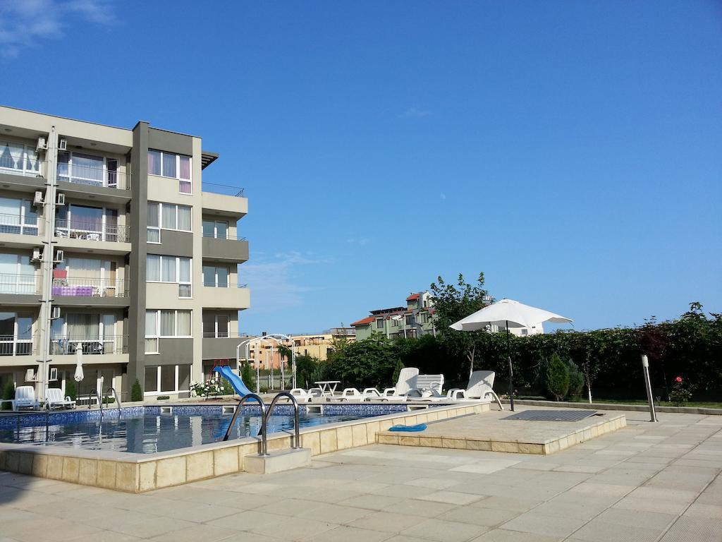 Menada Butterfly Apartment Sveti Vlas Bagian luar foto