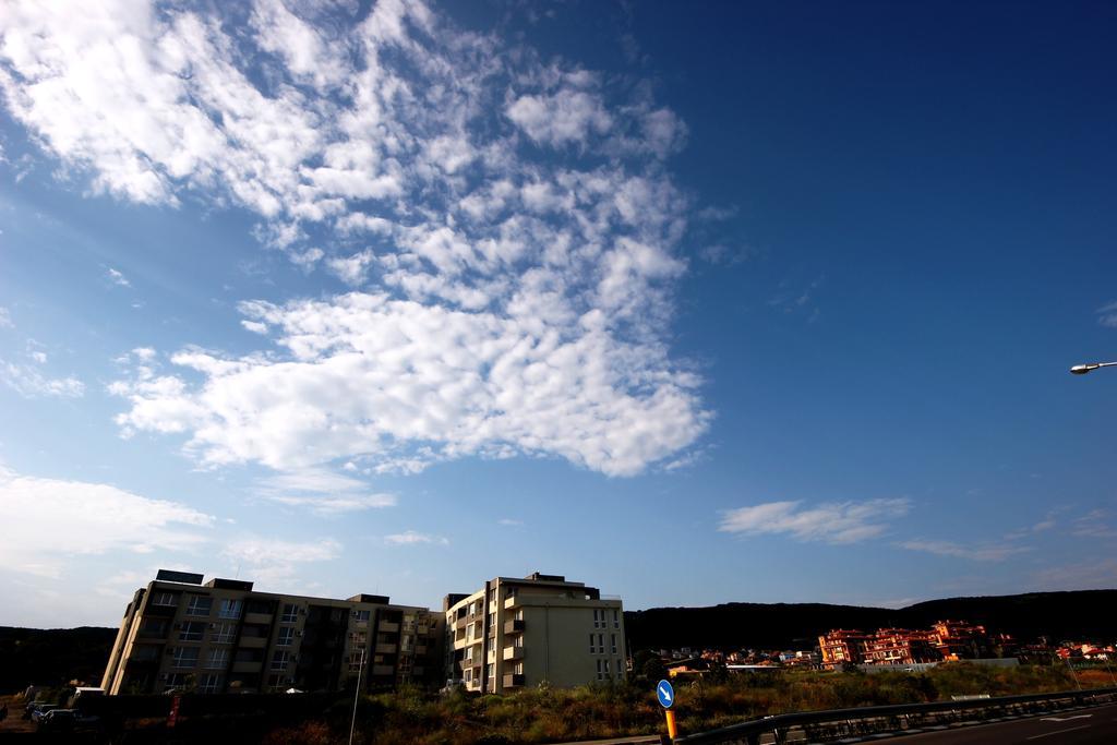 Menada Butterfly Apartment Sveti Vlas Bagian luar foto