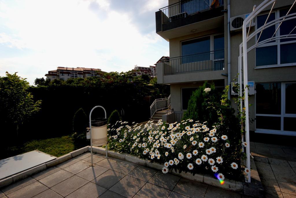 Menada Butterfly Apartment Sveti Vlas Bagian luar foto