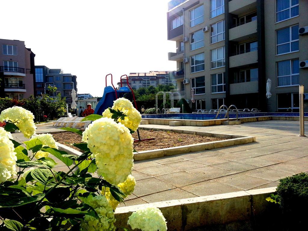 Menada Butterfly Apartment Sveti Vlas Bagian luar foto