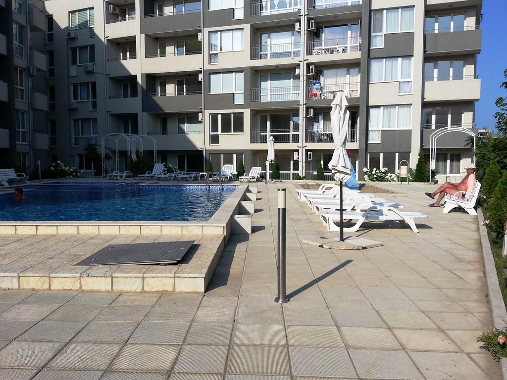 Menada Butterfly Apartment Sveti Vlas Bagian luar foto