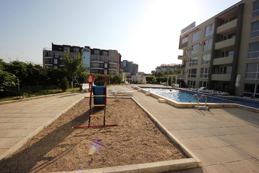 Menada Butterfly Apartment Sveti Vlas Bagian luar foto
