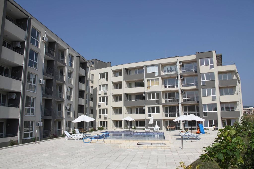 Menada Butterfly Apartment Sveti Vlas Bagian luar foto