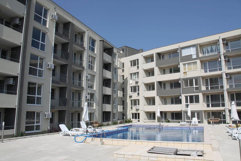 Menada Butterfly Apartment Sveti Vlas Bagian luar foto