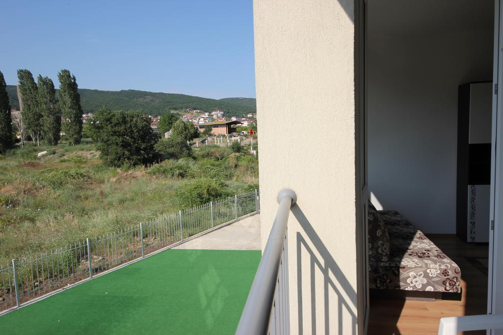 Menada Butterfly Apartment Sveti Vlas Bagian luar foto